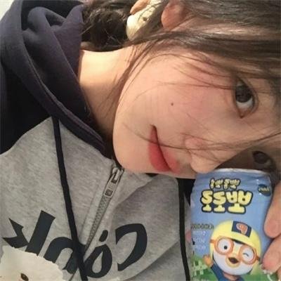 泳池里的女人